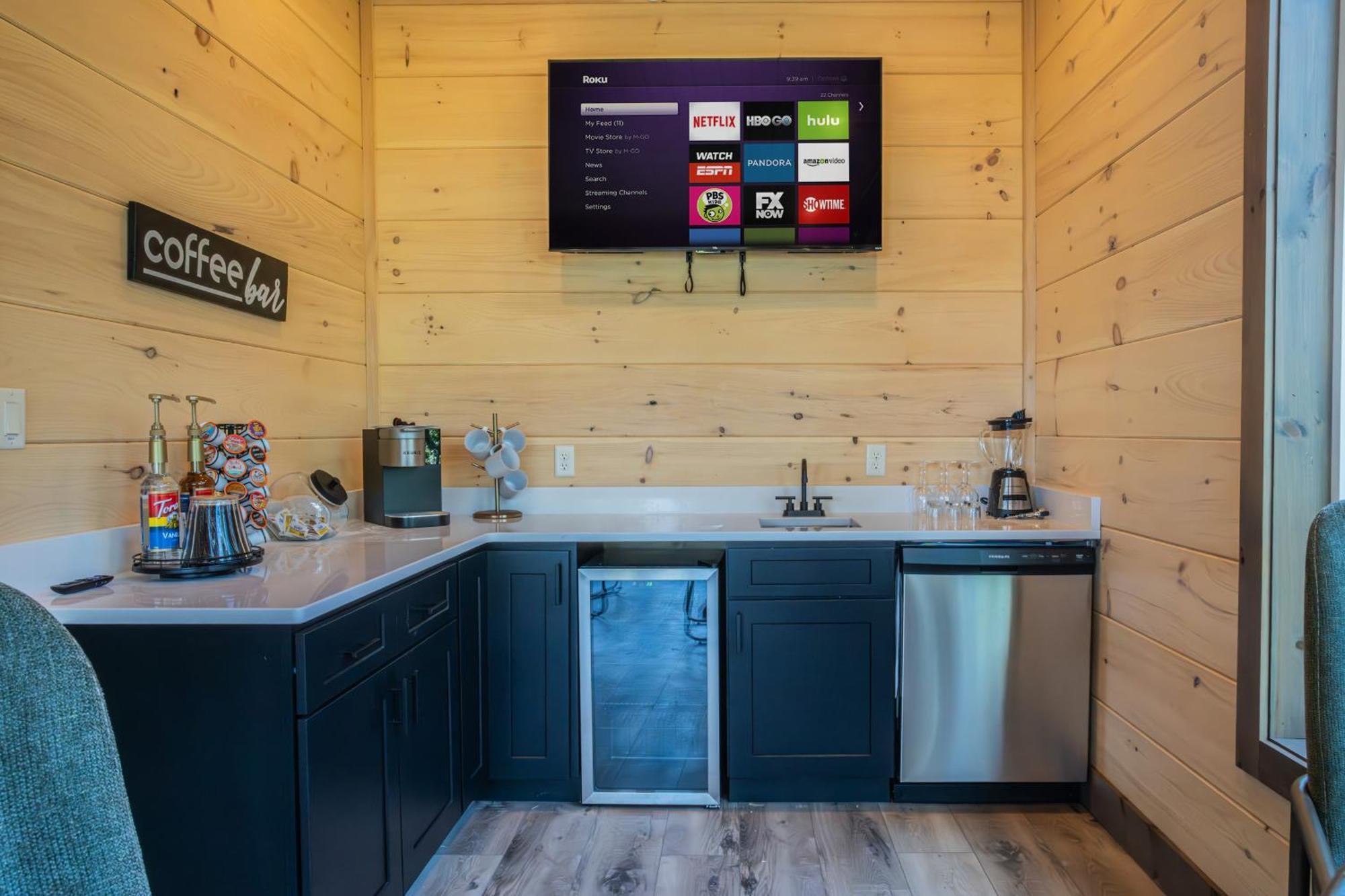Luxury 12-Bedroom Cabin With Indoor Pool, Hot Tub & Movie Theater, Sleeps 36 Sevierville Exteriör bild