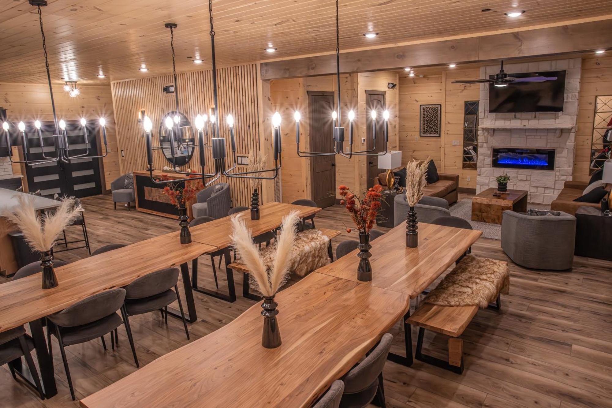 Luxury 12-Bedroom Cabin With Indoor Pool, Hot Tub & Movie Theater, Sleeps 36 Sevierville Exteriör bild