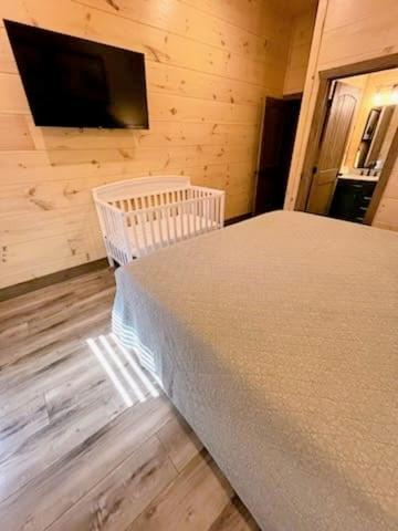 Luxury 12-Bedroom Cabin With Indoor Pool, Hot Tub & Movie Theater, Sleeps 36 Sevierville Exteriör bild