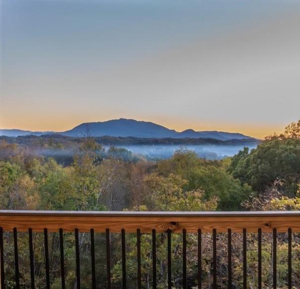 Luxury 12-Bedroom Cabin With Indoor Pool, Hot Tub & Movie Theater, Sleeps 36 Sevierville Exteriör bild